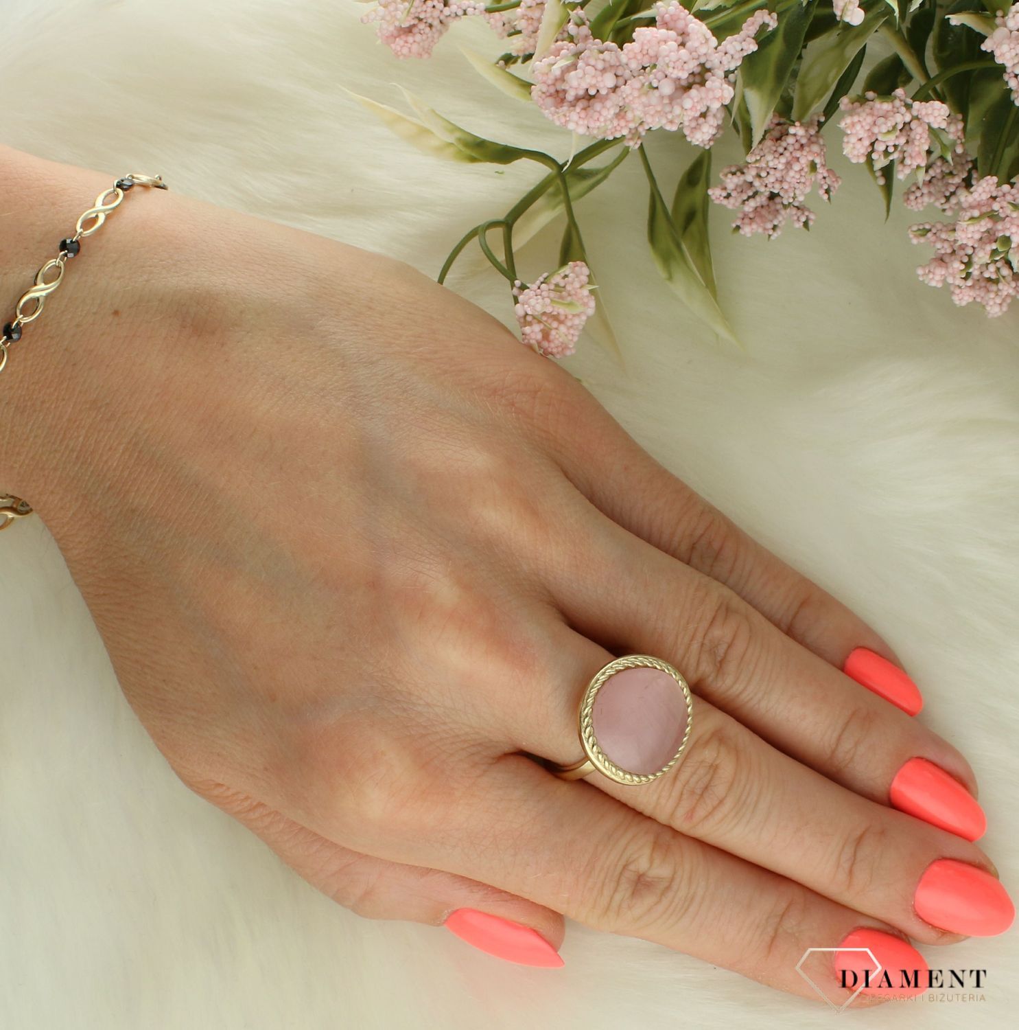 Złoty pierścionek damski 585 z kwarcem różowym rozmiar 17 PI 6945 585. Złoty pierścionek damski. Złoty pierścionek z kamieniem syntetycznym. Pierścionek złoty z kwarcem różowym. Pierścionek złoty próby 585. Złoty pierścionek na preze (4).jpg